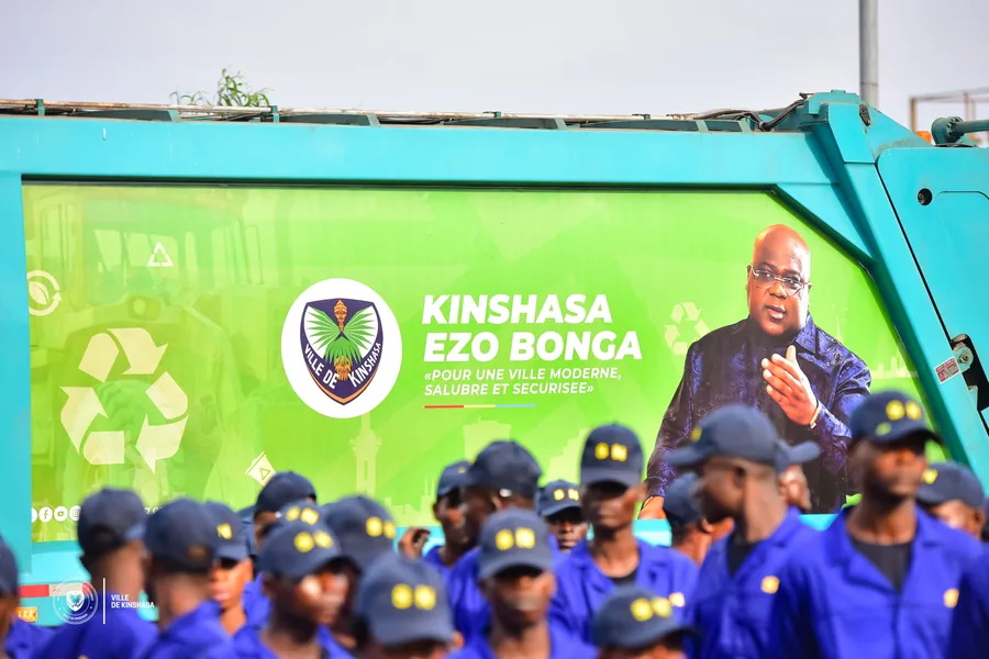 Agents d'assainissement devant un camion aux couleurs du programme Kinshasa ezo bonga