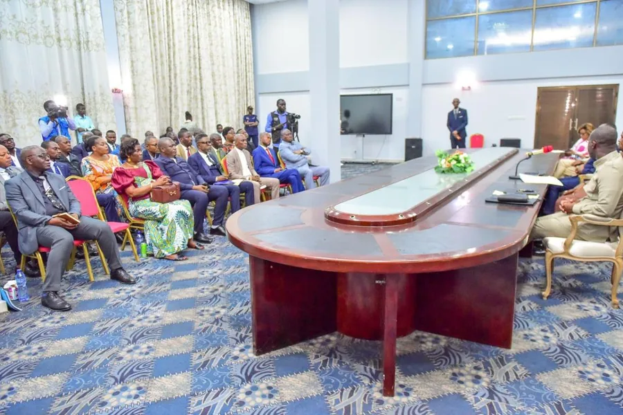 Séance de travail dans la salle du conseil de l'Hôtel de Ville de Kinshasa
